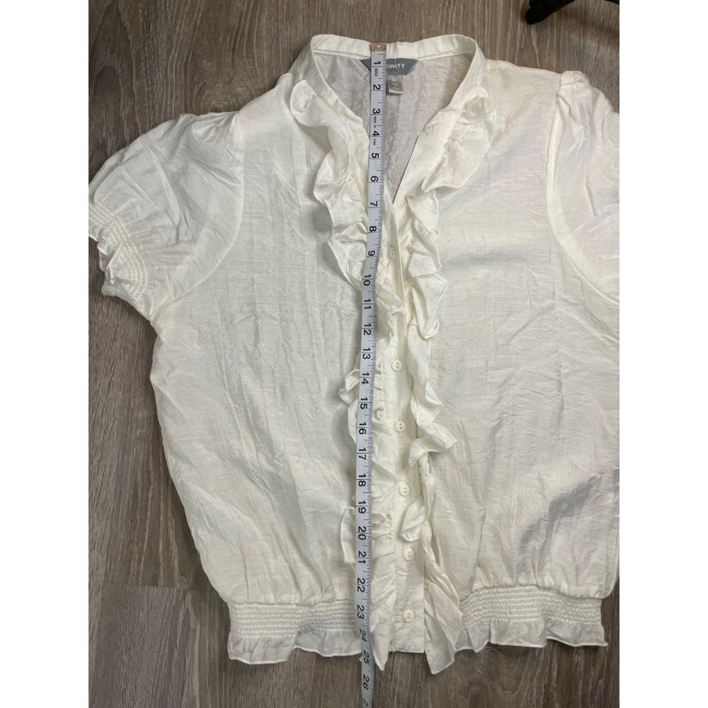 Vicinity White Puff Sleeve Ruffle Front Smocked Elastic Hem Blouse Top Sz LP - Picture 9 of 10